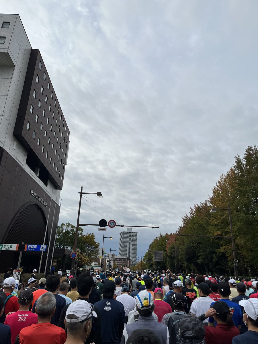 Keikmj's tweet photo. 久々走ったおかやまマラソン🏃‍♀️
前半はお腹の調子が悪く２回トイレにダッシュ💨ラーメンは諦め、後半両膝しんでたけどホント楽しかった✨雨降ったけどちょうど良かったなぁ
前日は願かけのデミカツ丼美味☺️ボラや沿道の方々、ハイタッチしてくれた有森さんありがとう✨ https://t.co/1q1lL2rP5e