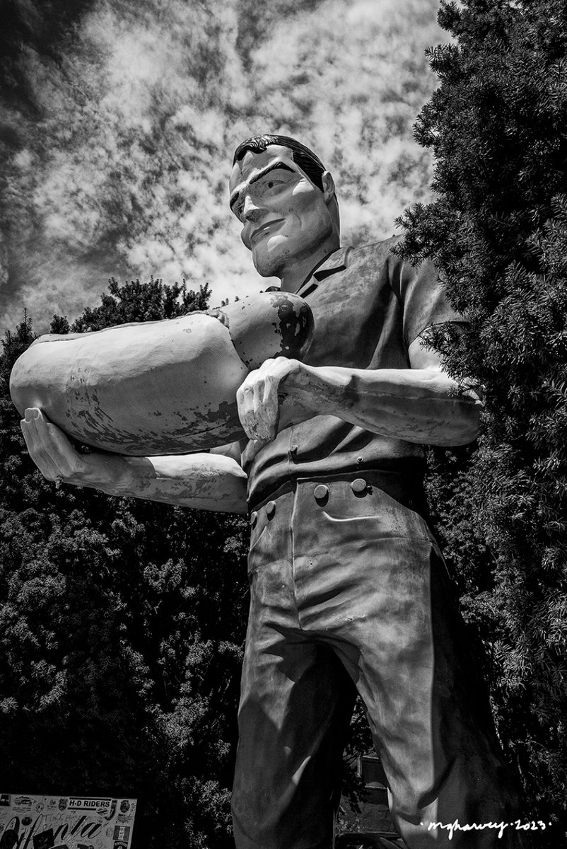 melindagharvey's tweet photo. ’m taking the day off. Feel free to write your own jokes about this man and his wiener.

Route 66 – Atlanta, Illinois
photographed 7.2.2022
#photography #onedayoneimage #thingsisee #reasonstostop https://t.co/YT9xkqC3wa https://t.co/XEfqMZrTWc