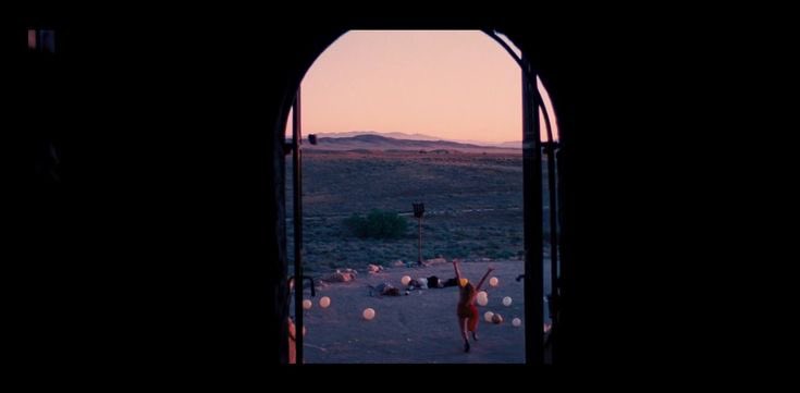 loserjorge's tweet photo. Ayer volví a ver BABYLON y joder, qué barbaridad. Damien Chazelle debería ser un referente actual para otros directores de cómo ser un genio y arreglárselas para no dar turras y saber ser divertido todo el rato. Más de tres horas en alto. Para mí sigue siendo la película del año https://t.co/Ox7WGUNOp6