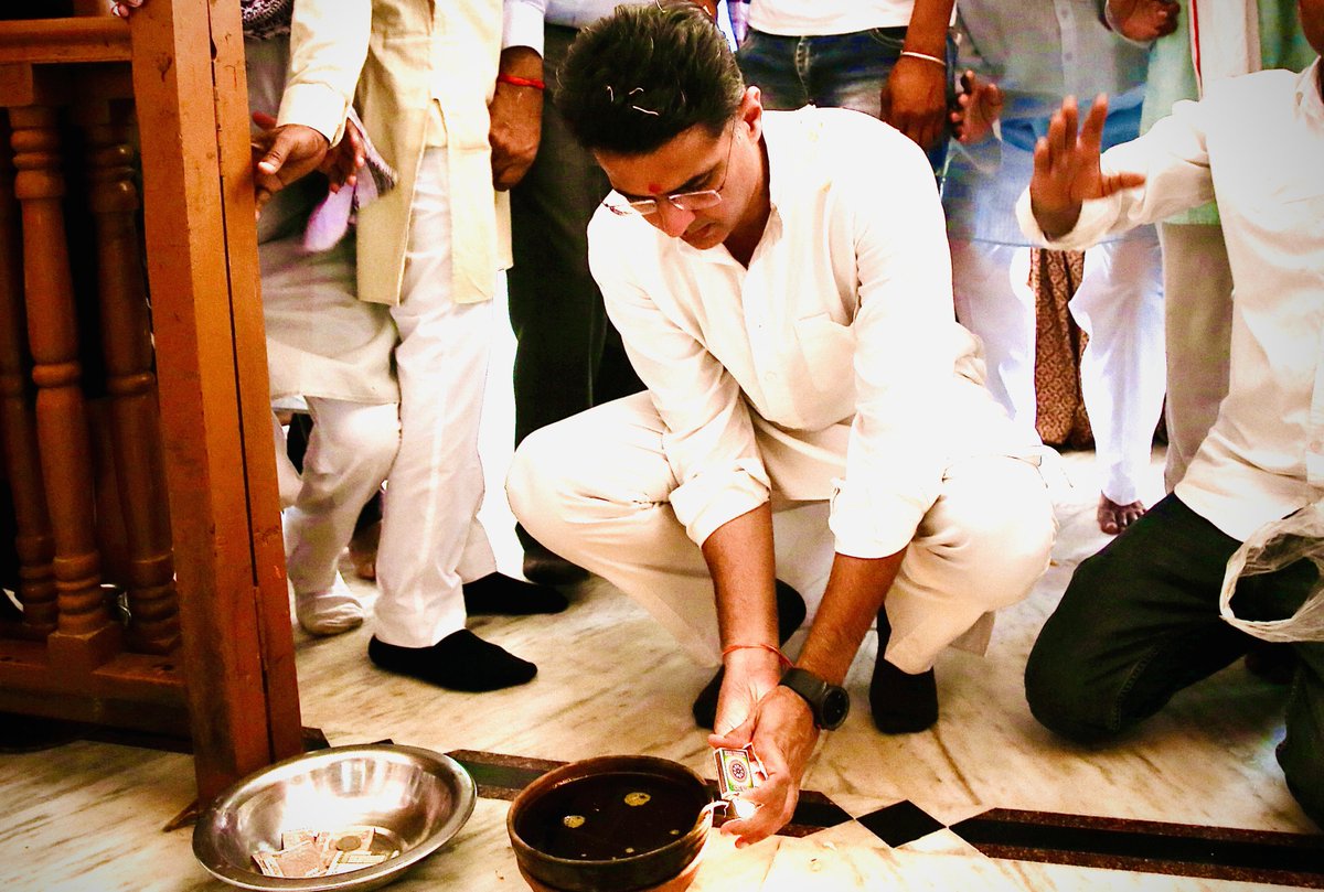 Sachin Pilot (@sachinpilot) on Twitter photo рджреАрдкреЛрдВ рд╕реЗ рдЬрдЧрдордЧ рд╕рдорд╛рдЬ рд░рд╣реЗ...рдкреНрд░рдХрд╛рд╢ рд╕реЗ рд░реЛрд╢рди рд╕рдмрдХрд╛ рдЬреАрд╡рди рд░рд╣реЗред
рджреАрдкреЛрддреНрд╕рд╡ рдХреА рдЗрд╕ рд╢рд╛рдо рджреАрдкреЛрдВ рдХреА рд░реЛрд╢рдиреА рд╕реЗ рд╕рдорд╛рдЬ рдореЗрдВ рдлреИрд▓рд╛ рд╕рд╛рд░рд╛ рдЕрдВрдзрдХрд╛рд░ рджреВрд░ рд╣реЛ- рдЗрд╕реА рдкреНрд░рд╛рд░реНрдердирд╛ рдХреЗ рд╕рд╛рде рдЖрдк рд╕рдмрдХреЛ рджреАрд╡рд╛рд▓реА рдХреА рд╢реБрднрдХрд╛рдордирд╛рдПрдВред
#Diwali рджреАрдкреЛрдВ рд╕реЗ рдЬрдЧрдордЧ рд╕рдорд╛рдЬ рд░рд╣реЗ...рдкреНрд░рдХрд╛рд╢ рд╕реЗ рд░реЛрд╢рди рд╕рдмрдХрд╛ рдЬреАрд╡рди рд░рд╣реЗред
рджреАрдкреЛрддреНрд╕рд╡ рдХреА рдЗрд╕ рд╢рд╛рдо рджреАрдкреЛрдВ рдХреА рд░реЛрд╢рдиреА рд╕реЗ рд╕рдорд╛рдЬ рдореЗрдВ рдлреИрд▓рд╛ рд╕рд╛рд░рд╛ рдЕрдВрдзрдХрд╛рд░ рджреВрд░ рд╣реЛ- рдЗрд╕реА рдкреНрд░рд╛рд░реНрдердирд╛ рдХреЗ рд╕рд╛рде рдЖрдк рд╕рдмрдХреЛ рджреАрд╡рд╛рд▓реА рдХреА рд╢реБрднрдХрд╛рдордирд╛рдПрдВред
#Diwali