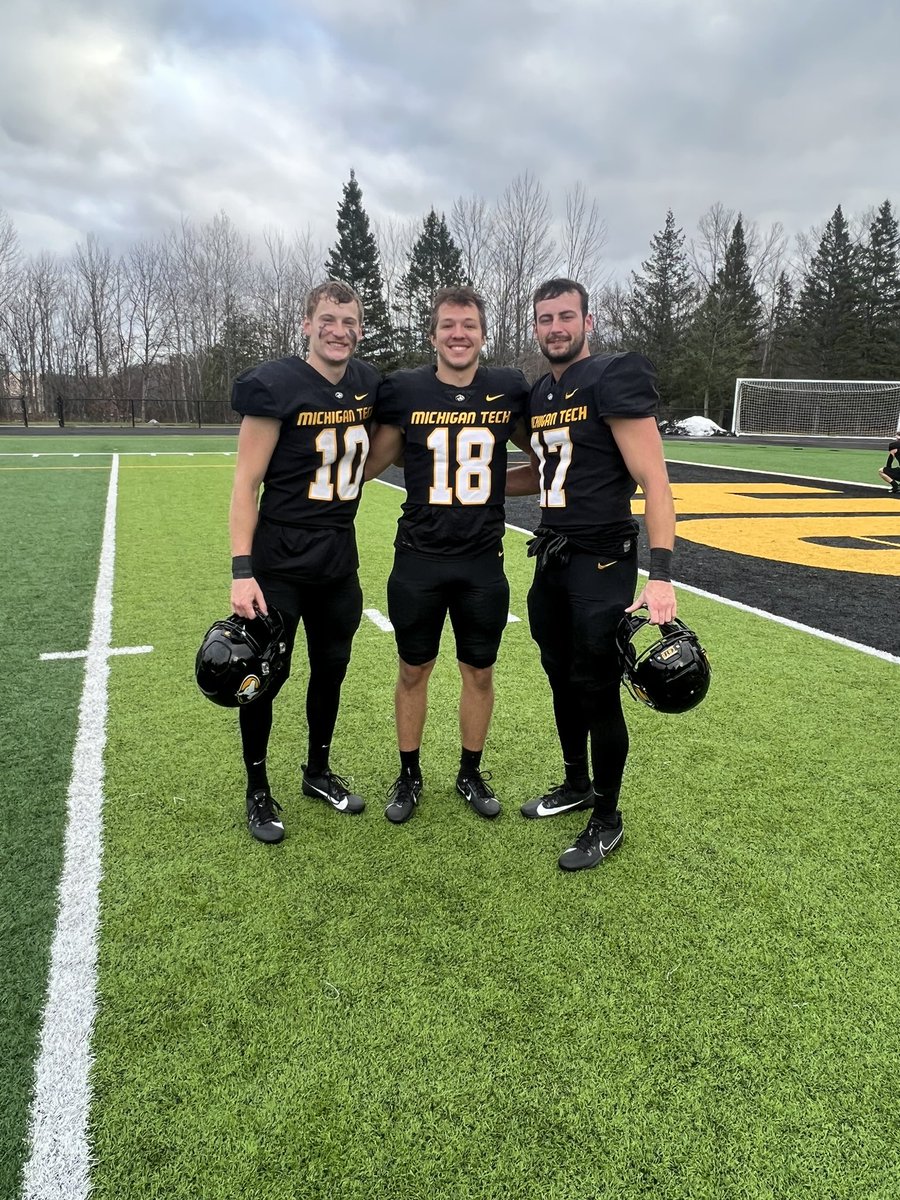 LisaMaki6's tweet photo. I wish I could explain the brotherhood MTU football has! They work hard on and off of the field and support one another in so many ways. Thank you to the seniors and coaches for being such great leaders. @MTUFB @DanMettlach @CoachO_Neill https://t.co/owL0ArWMko