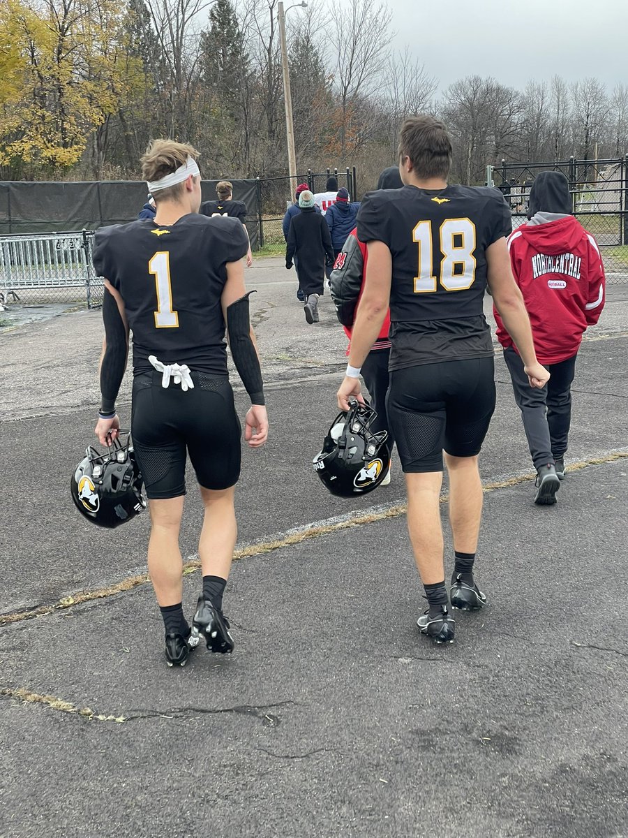 LisaMaki6's tweet photo. I wish I could explain the brotherhood MTU football has! They work hard on and off of the field and support one another in so many ways. Thank you to the seniors and coaches for being such great leaders. @MTUFB @DanMettlach @CoachO_Neill https://t.co/owL0ArWMko
