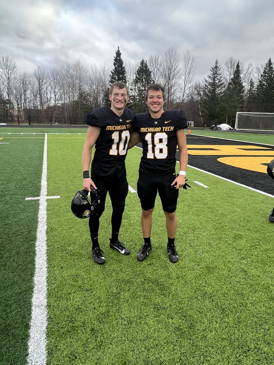 LisaMaki6's tweet photo. I wish I could explain the brotherhood MTU football has! They work hard on and off of the field and support one another in so many ways. Thank you to the seniors and coaches for being such great leaders. @MTUFB @DanMettlach @CoachO_Neill https://t.co/owL0ArWMko