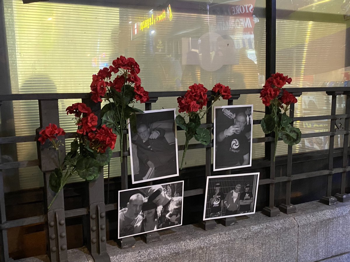 Las calles que te vieron crecer vuelven a llenarse 16 años después de tu asesinato. 
Las calles se vuelven a teñir de rojo y negro para honrar tu memoria. Por ti y por todas las víctimas del fascismo: 
¡CARLOS VIVE, la lucha sigue!