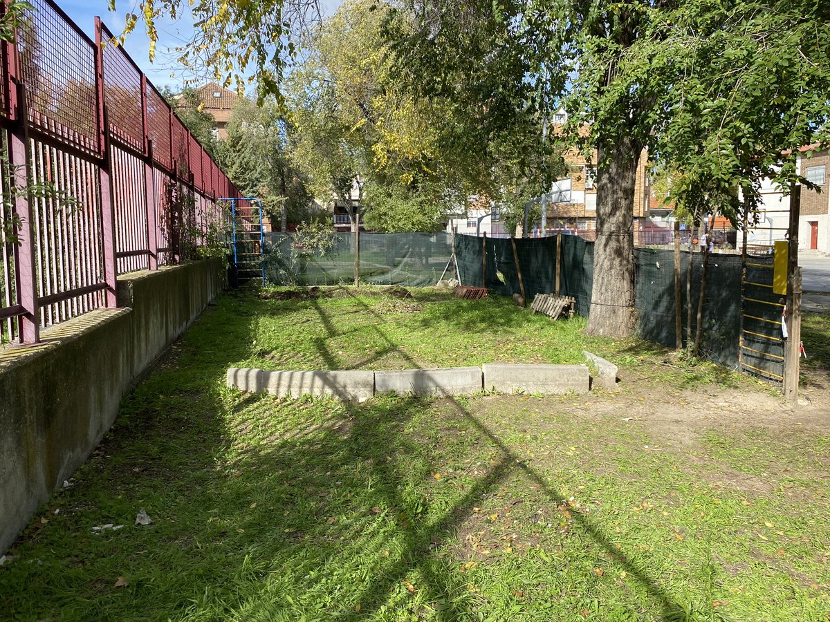 Hemos empezado a lavarle la cara al huerto. Hemos tirado basura y desmontando bancales para replantearlos de nuevo.

El próximo día le daremos caña con el azadón 😊 

Nos va a quedar bonito #LaVeredaDelCandil
