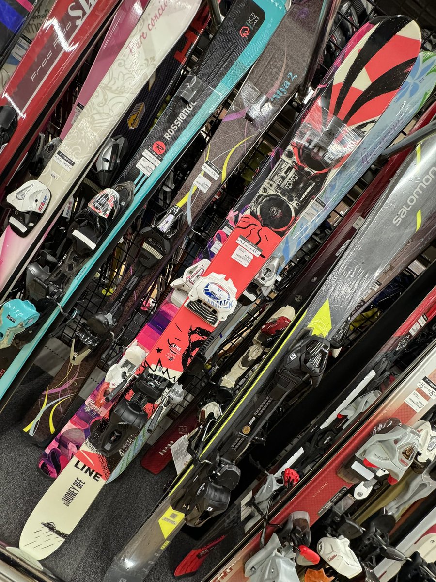 BaseBumps's tweet photo. そういえば今日の港の本屋さん
冬スポ帰りにのぞいたら女性用の太板が増えてたからいちおうソール308mmハマるか試したけどダメだった🦧
#4front #MSP #Line #honeybee https://t.co/rsRnVvFAHU