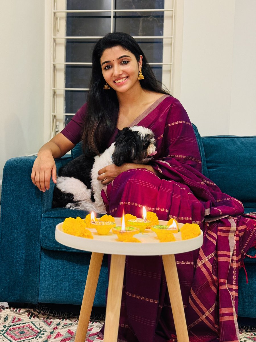 mirnaaofficial's tweet photo. #HappyDiwali ✨❤️ https://t.co/5Zd5rdkXAR