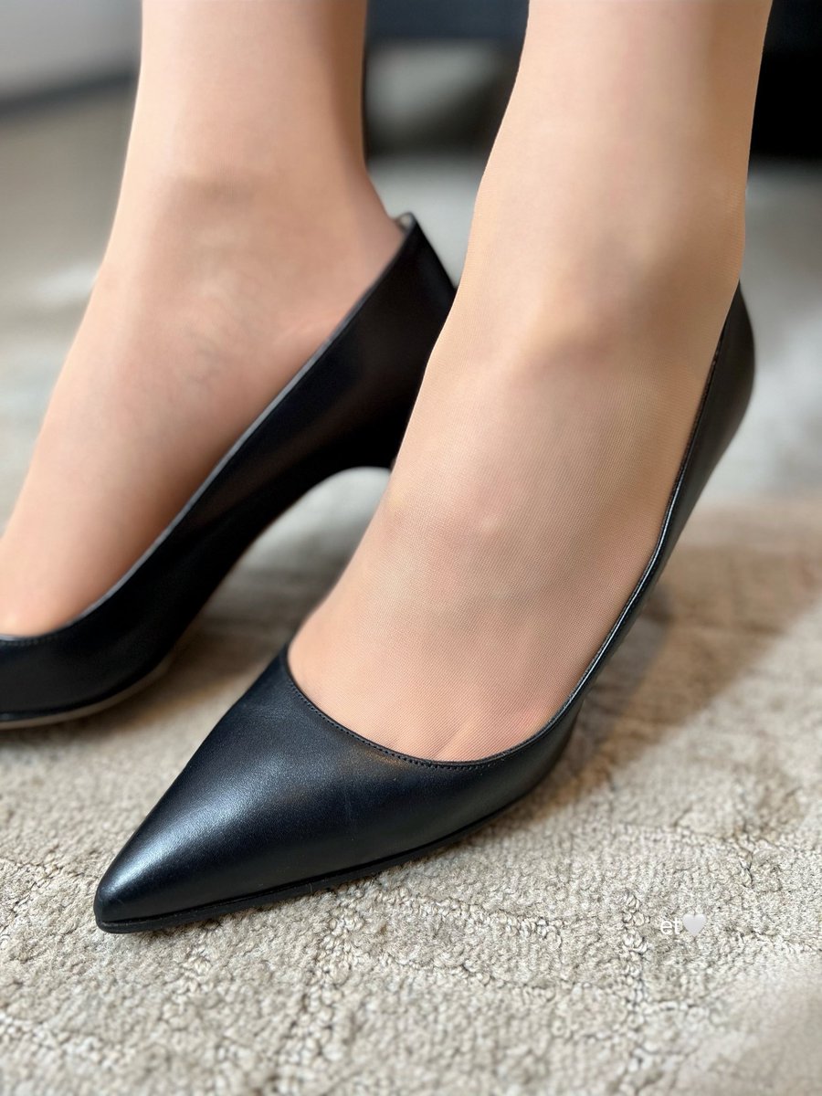 お気に入りパンプス、ハイヒール👠
マノロブラニクのプレーンパンプス💖
私は少し履き古していますが…😅
オンオフ、スーツやデニムと問わず合わせられるので、少しお値段は高いですが、オススメです👍
そろそろ新しいのも買おうか、検討中です💕 https://t.co/viPCdvTJfQ