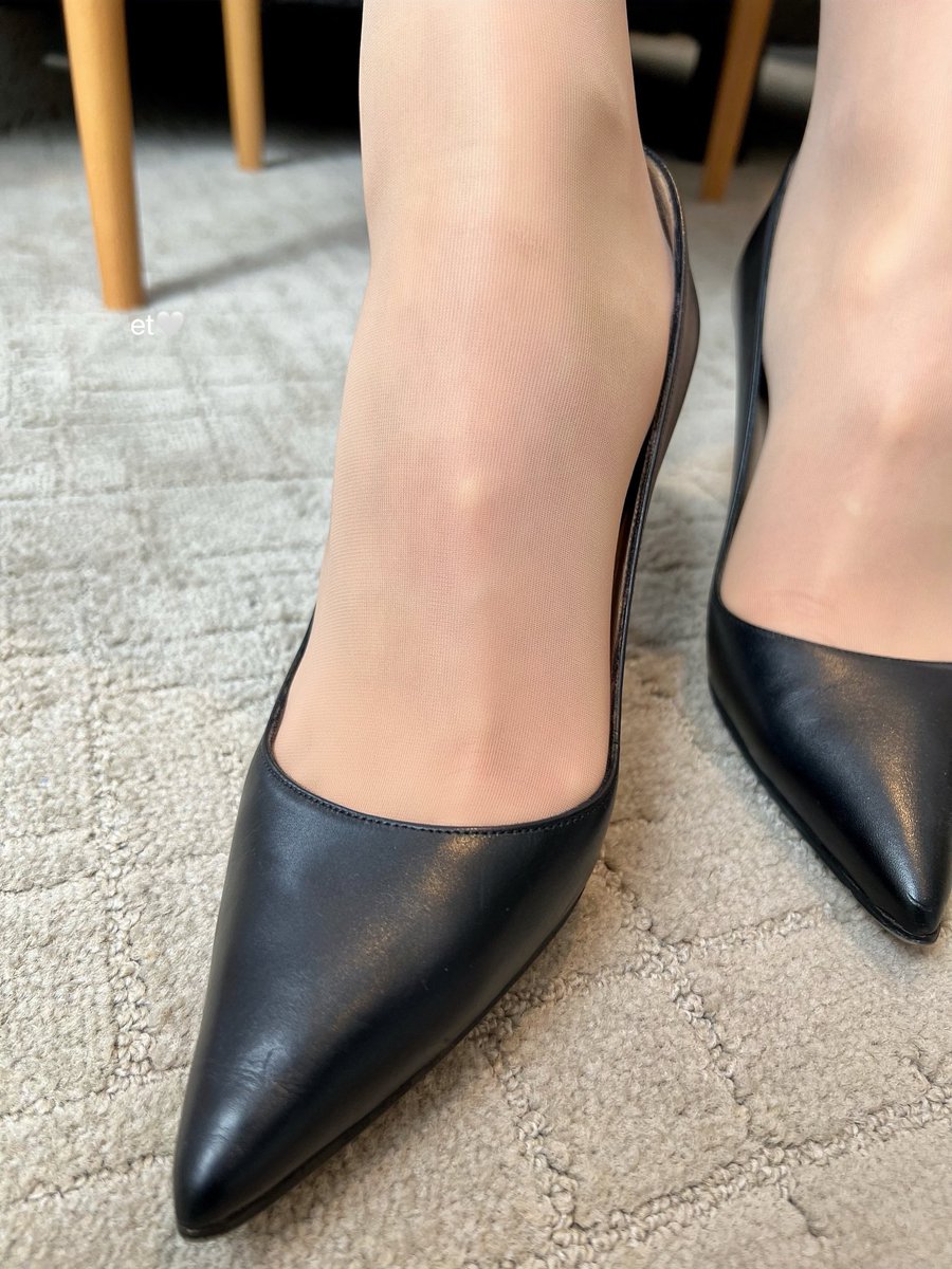 お気に入りパンプス、ハイヒール👠
マノロブラニクのプレーンパンプス💖
私は少し履き古していますが…😅
オンオフ、スーツやデニムと問わず合わせられるので、少しお値段は高いですが、オススメです👍
そろそろ新しいのも買おうか、検討中です💕 https://t.co/viPCdvTJfQ