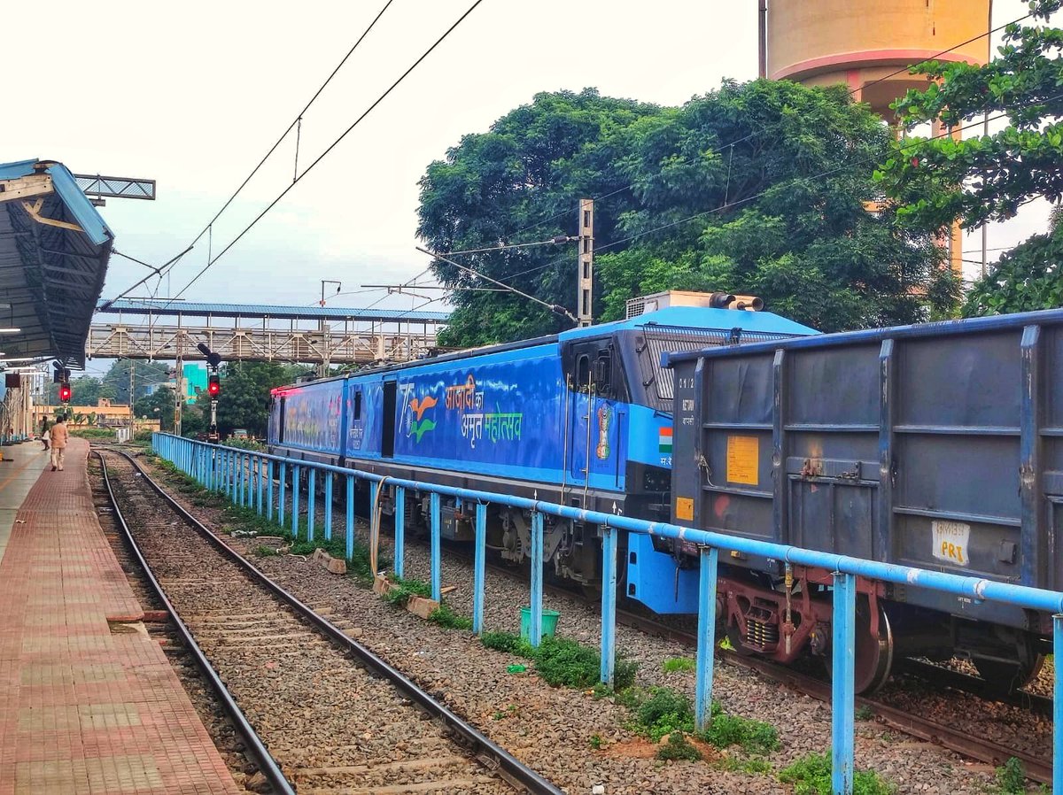 UpdatesTanjore's tweet photo. Spotted the most powerful Locomotive in the Country. ๐คฉ
The WAG12B Locomotive at Thanjavur Junction today. โจ
#IndianRailways #Thanjavur
#WAG12B #RailFan #FreightEngine https://t.co/YQDKrOxLR7