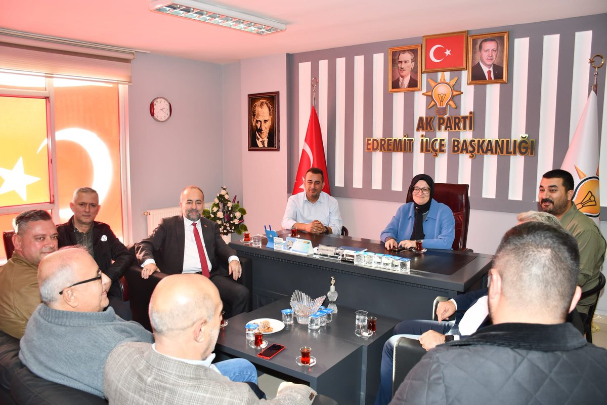 belginuygur10's tweet photo. 📍Edremit

“AK teşkilatlar Fatih’in izinden giderek, asıl olanın gönüllerin fethi olduğu anlayışıyla çalışmalarını yürütür.” @RTErdogan

Edremit İlçe Başkanımız @EkremUmutlu ve yönetim kurulu üyelerini ziyaret ederek, dava ve yol arkadaşlarımızla bir araya geldik. https://t.co/oHXq0aoJZg