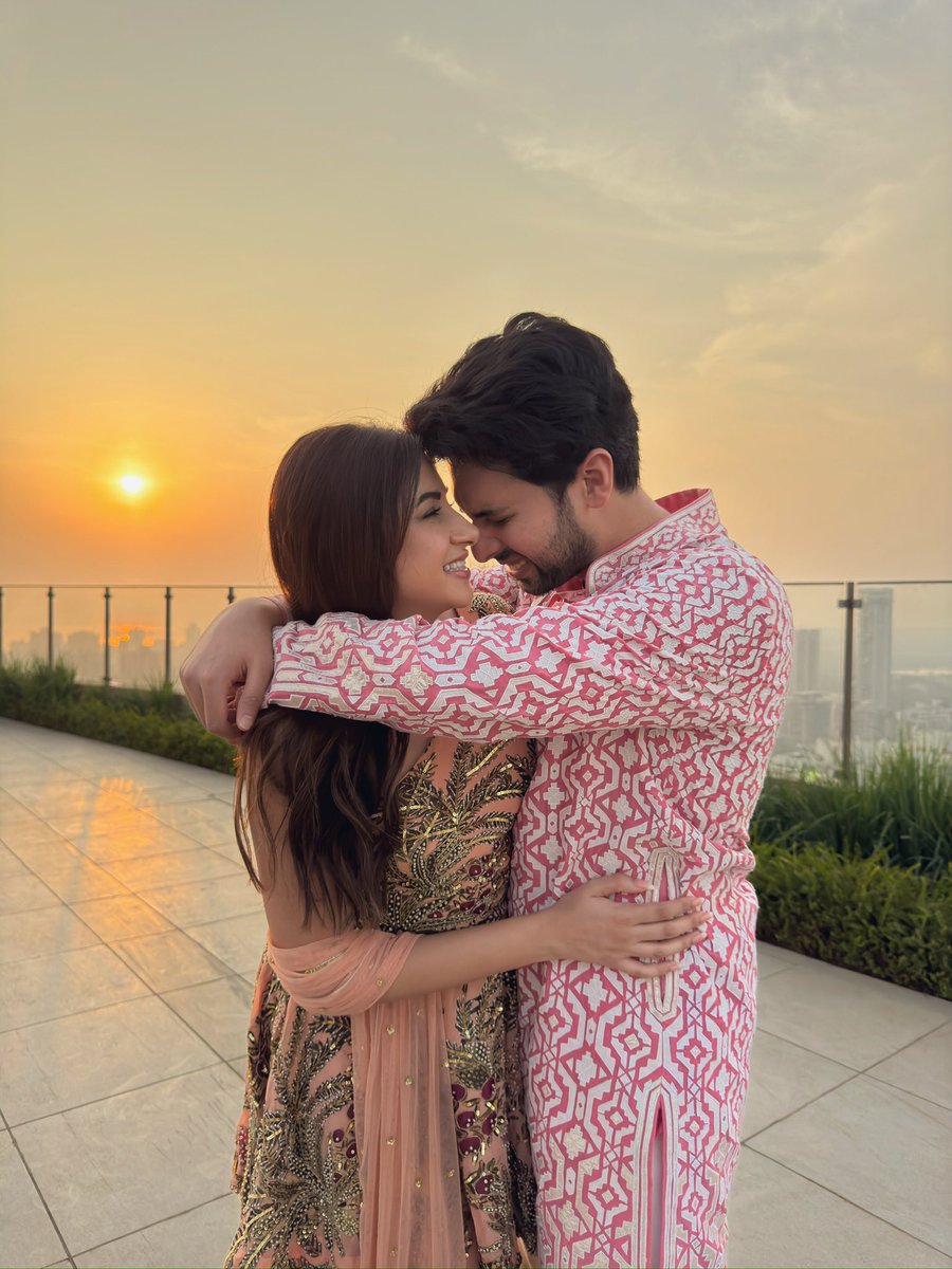 ArmaanMalik22's tweet photo. #HappyDiwali from me and mine 🪔❤️✨ https://t.co/aQ8xBD5BAX
