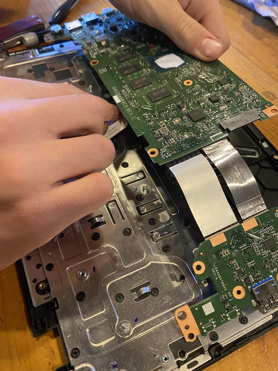 Harry_Nowell's tweet photo. Started with #Lego.
Now he’s learning to build with #electronics. Proud dad. #STEM #TECH https://t.co/BihoEv2Gl3