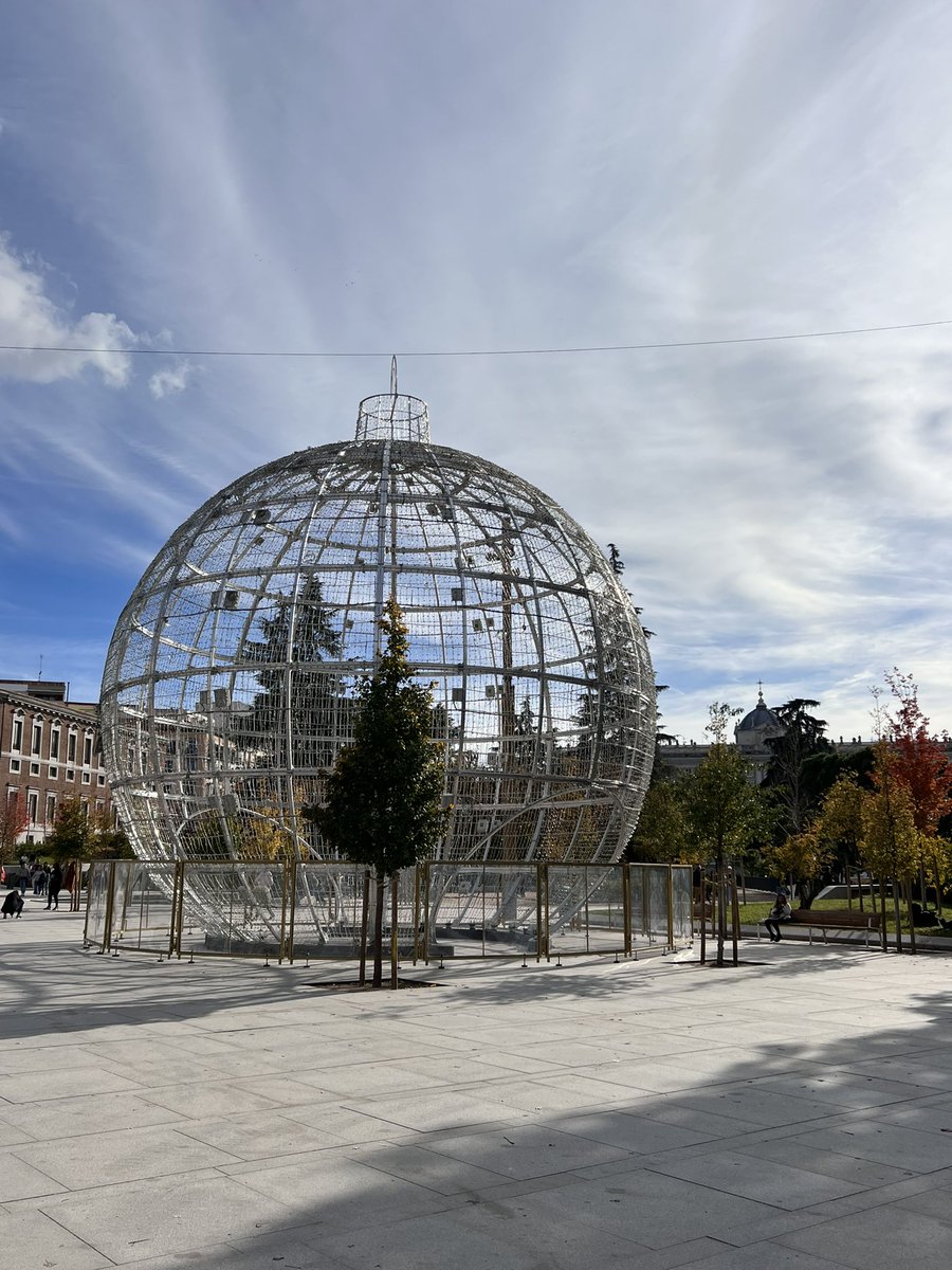 IMPORTANTE 🚨‼️

Si ya Plaza España en Navidad es un caos entre el mercadillo, la pista de hielo, el abeto y el edificio RIU, ahora han puesto aquí la bola que solía estar en Calle Alcala

Plaza España zona a evitar hasta el 7 de enero

#navidad #madrid