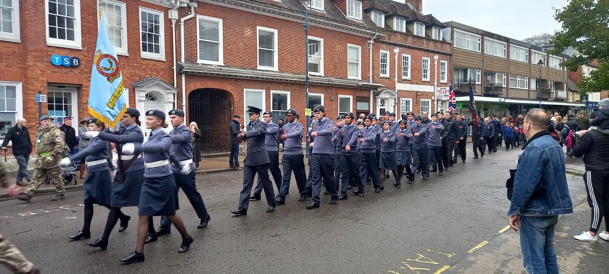 613Sqn's tweet photo. Our Cadets did the Sqn proud in remembering the fallen @altaltar_council @OCHIOWATC @WWO_HantsIOW @ComdtAC @SWRegionRAFAC @RAF_Odiham https://t.co/Y2tUB0YVCI