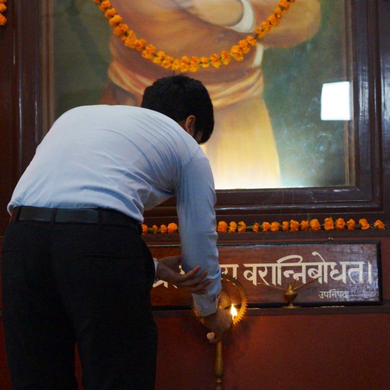 SharadSagar's tweet photo. In our great nation, we don’t curse the darkness, we light a lamp. Let’s continue to spread love, light, and happiness. My Pranaams at the feet of elders and love to all the young ones. Happy Diwali! 🪔 https://t.co/S6f5AcRzfW