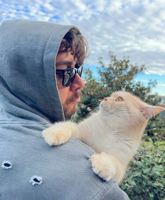 Şu fotiği yerim yerim çok şapşik çok tatlı çok karizmatik😍❤😻

#OnurSeyitYaran