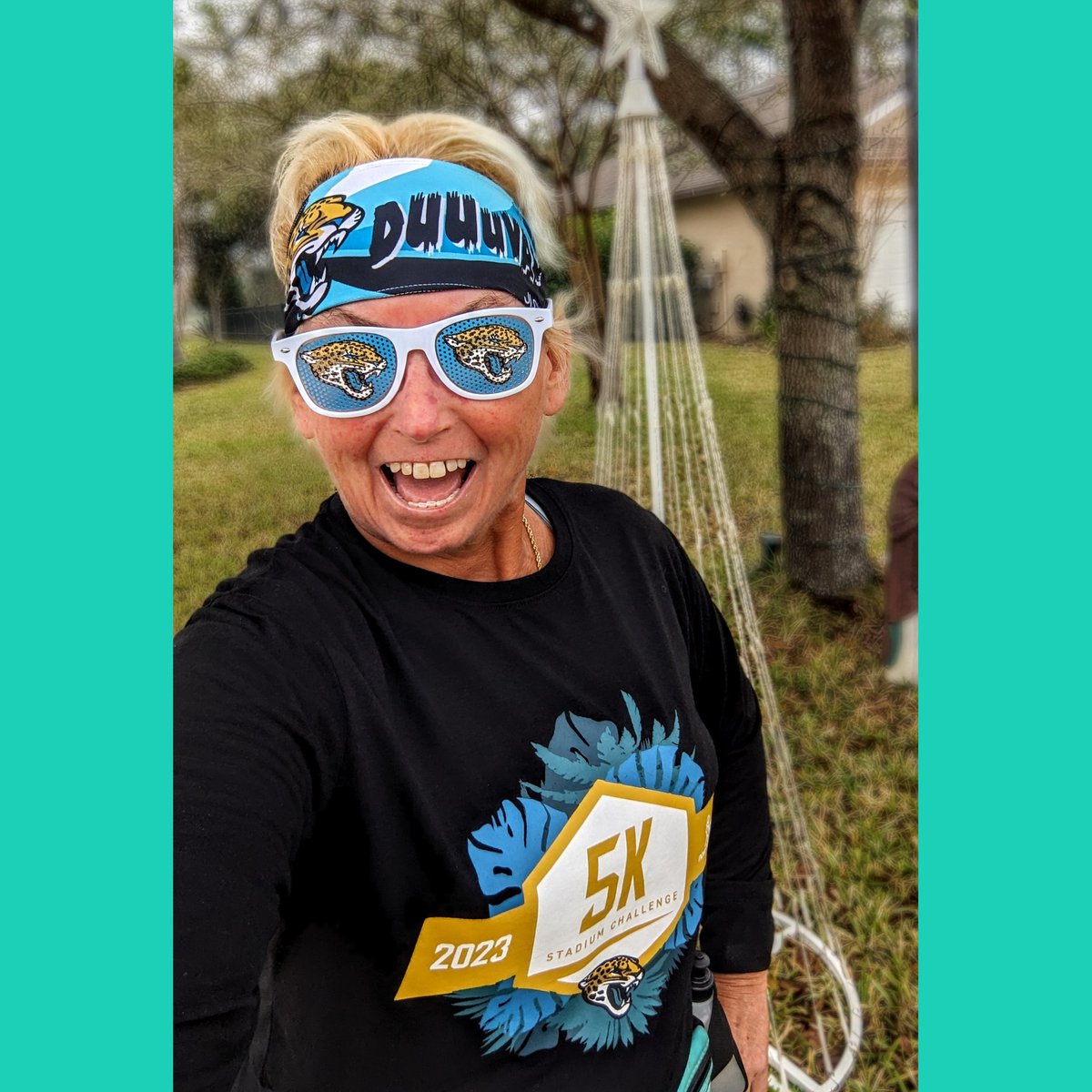 Themes of the day #jaguars #jax #sfvsjax #DUUUVAL #DTWD #holidaydecorating 🐆🏃‍♀️😎🎄 #sundayfunday #sundayrunday #5k #running #fitness