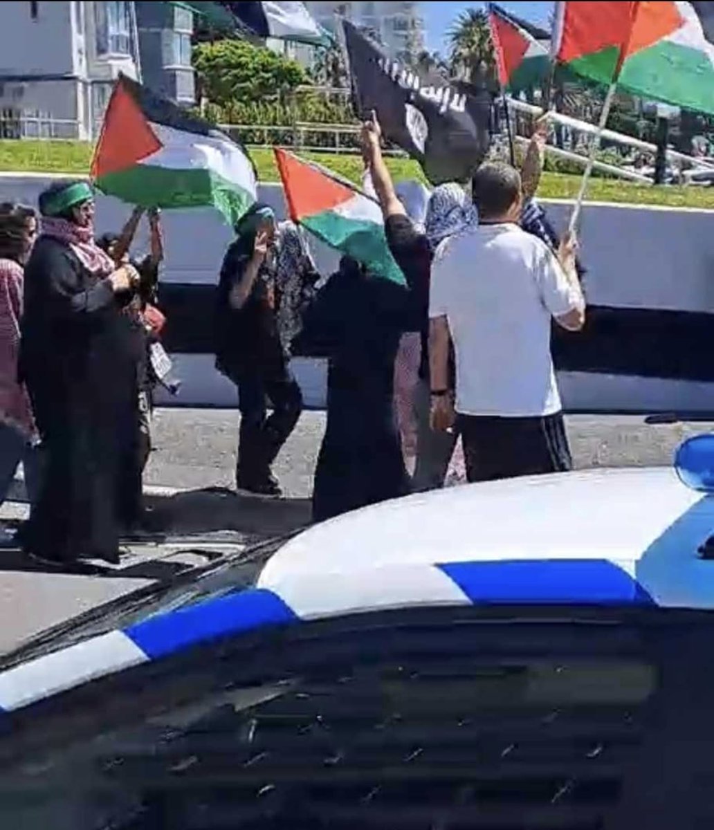 ISIS flags being flown as Hamas supporters illegally invade  multi faith pro-israel prayer rally in sea point. 

@SAfmnews @ewnupdates @times