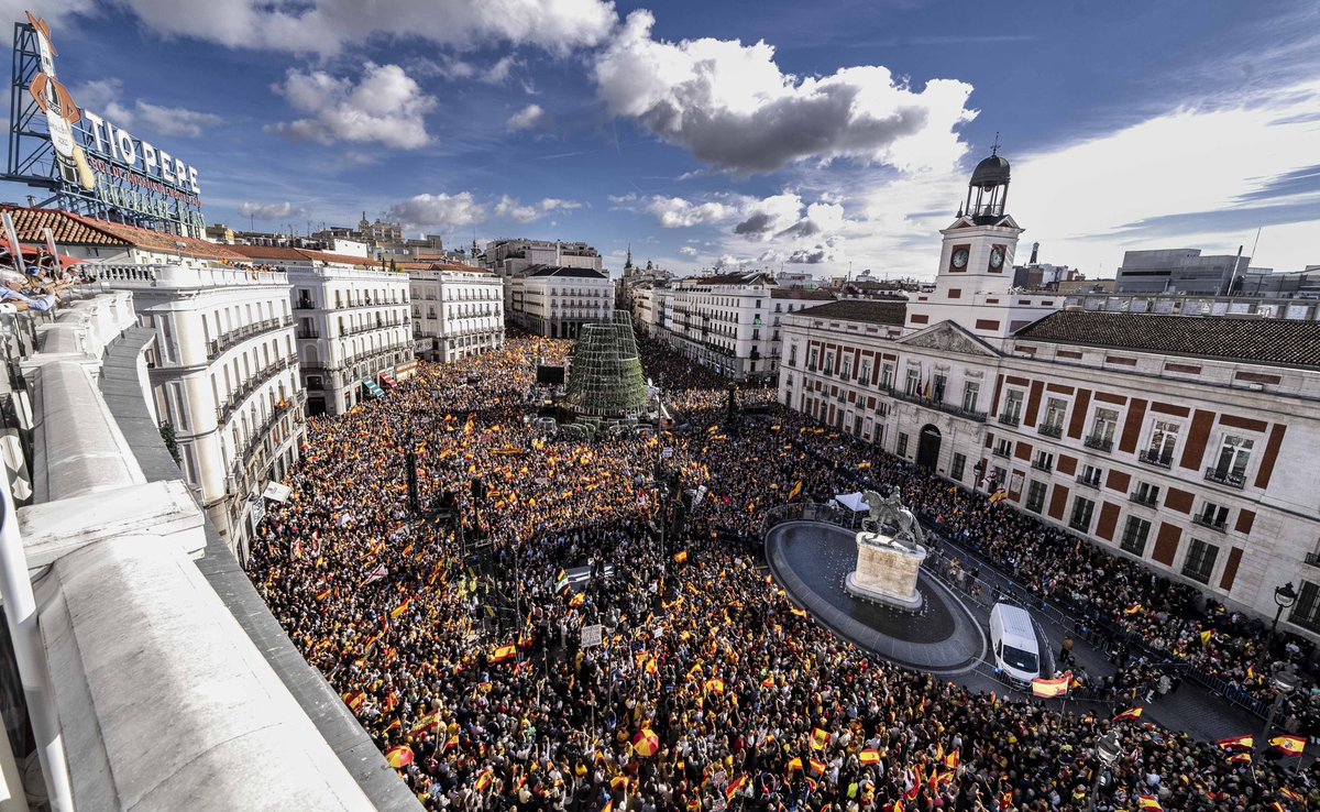 Idancausa's tweet photo. Today millions of people in every city in Spain filled the streets to protect Spanish Rule of Law and Nation 🇪🇸

This is everyone’s issue, it’s not about ideology, it’s about democracy and freedom, that’s why we ask every EU institution to protect Spain from PSOE’s coup 🇪🇺 https://t.co/Frwdsam680