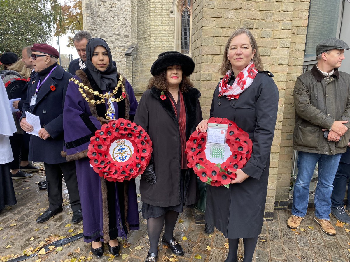PutneyFleur's tweet photo. Very honoured to lay a wreath and give the sermon at the #Putney Remembrance service at St Mary’s with the British Legion  @1SanaJafri and @LeonieC 

Together we mourn and give thanks for the service of our armed forces, and hope, pray and work for peace.  

#RemembanceDay https://t.co/Ap2pJqwae8