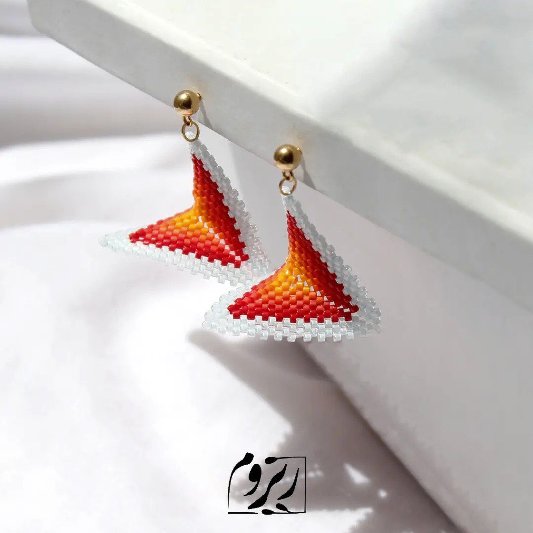 سلام سلام

ما دو تا دوستیم که تصمیم گرفتیم یه کسب و کار کوچیک برای خودمون راه بندازیم. خیلی ایده های بزرگی در سر داریم ولی برای تحققشون به حمایت های شما نیاز داریم.

این عکسی که میبینید یکی از کارامونه

گوشواره سه بعدی، تهیه شده از منجوق های میوکی ژاپنی🤩