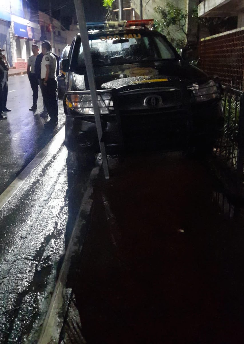 otonielrivera32's tweet photo. #TRANSITO: Piloto de Pickup Mitsubishi L200, perdió el
control y fue a colisionar en la parte trasera de unidad de PNC que se encontraba parqueada,hecho ocurrido en la 1a. Calle frente a la Dirección Departamental de Educación de Alta Verapaz.
Solo se reportaron daños materiales. https://t.co/DPyotyUOTL