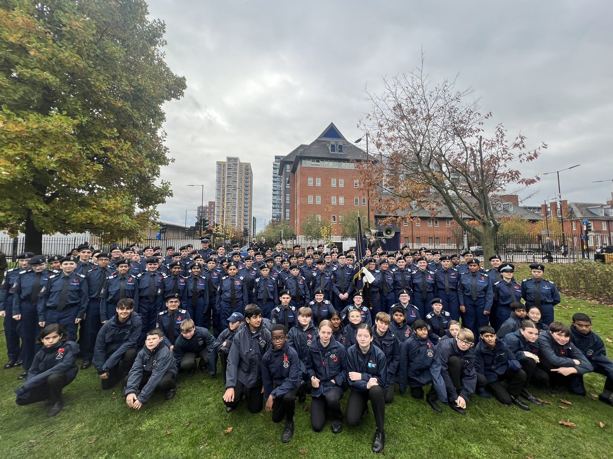 This morning, 130 cadets were proud to accompany Detective Superintendent Fiona Martin at the @SuttonCouncil Civic Service of Remembrance in #ManorPark to remember those who made the ultimate sacrifice. 

We will remember. ❤️

@MPSSutton | @MPSAndyBrittain  | @NationalVPC