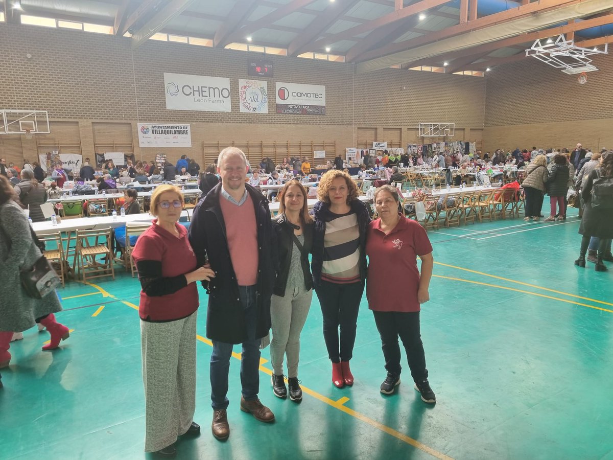 AVillaquilambre's tweet photo. 🧶🧵El alcalde, Jorge Pérez Robles y las concejalas de cultura, Berta Llamazares, y de Tradición e identidad leonesa, Paz Mozo, han recibido a los participantes en el VI encuentro de bolillos y multilabores en Navatejera https://t.co/Vh7CUo53MS