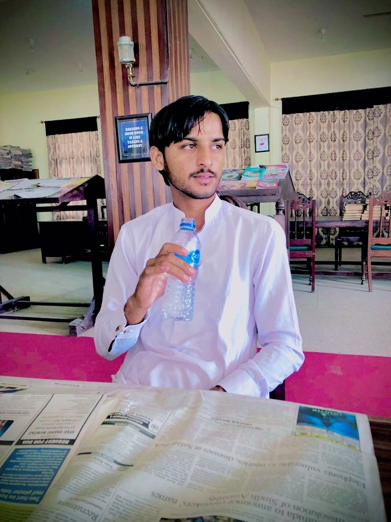 کون سیکھا ہے صرف باتوں سے
سب کو اک  حادثہ ضروری  ہے
جون ایلیا