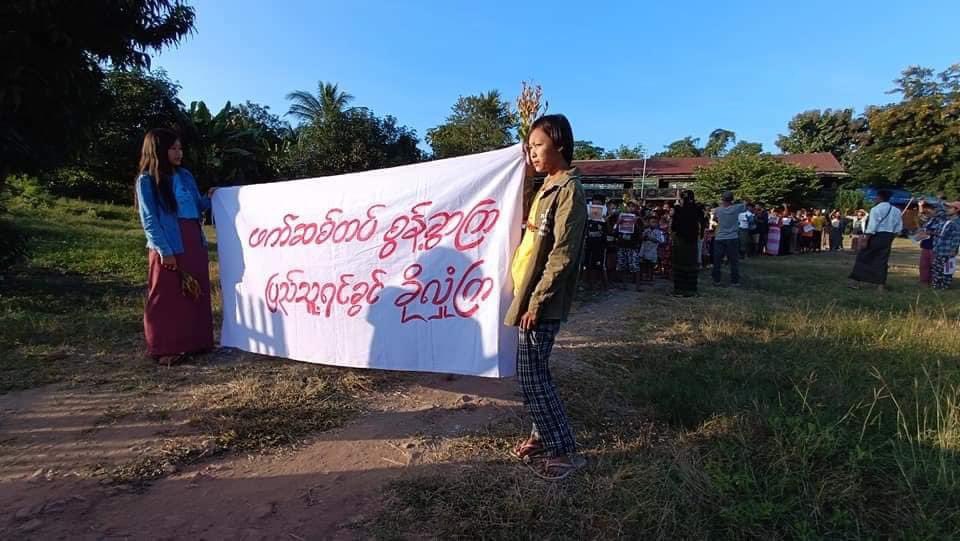 katycho22222's tweet photo. Anti-coup protest against military dictatorship was demonstrated by pro-democracy activists in 
#Yinmabin  today. 🙏🏽✊🏽💪🏽

#WarCrimesOfJunta 
#2023Nov12Coup #WhatsHappeningInMyanmar https://t.co/tnFdqRI3HV