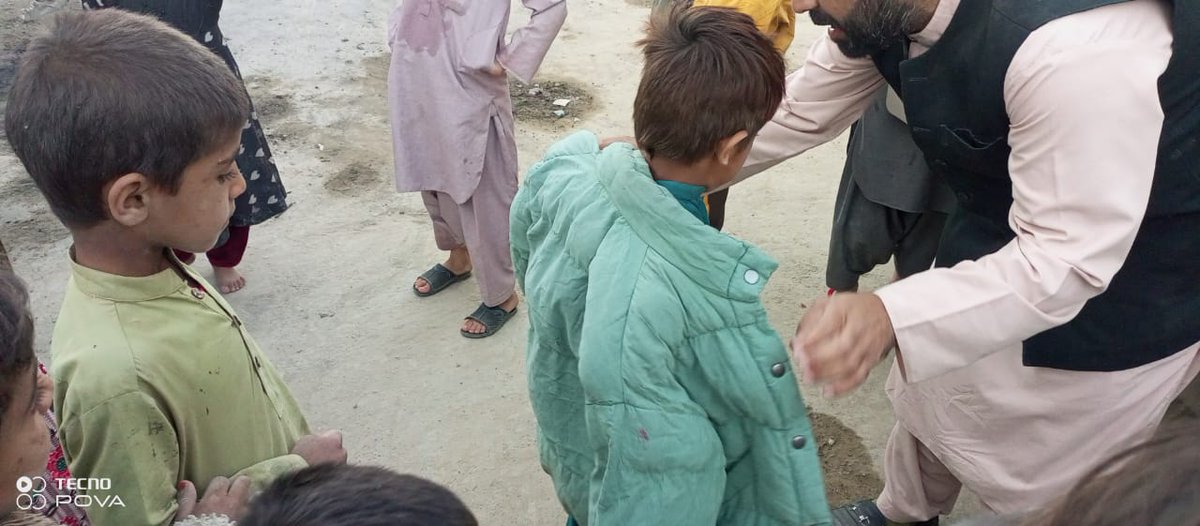 ZiaKhanqta's tweet photo. الحمد للہ آج کوئٹہ آن لائن کے رضاکاروں نے سرد علاقوں میں جیکیٹ تقسیم کا آغاز کر دیا ❤️ ہم اپنے تمام ان دوستوں کا مشکور ہیں جنہوں اس کار خیر میں حصہ ڈالا.
ہمارا یہ کام جاری رہے گا اور آپ بھی اس میں اپنا حصہ ڈالیں 🙏🏻
#JacketsDistribution #TogetherWeCan 👏
@jam_kamal @hamzashafqaat @javerias @OfficialShehr