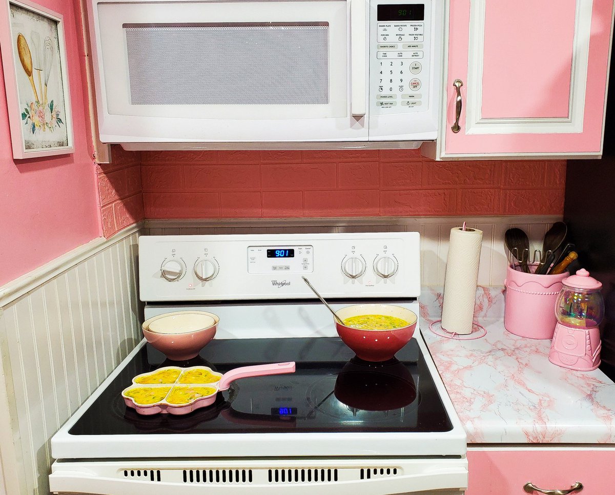 MellyMoonbeamxo's tweet image. Making heart omelets in my @parishilton heart pan! The whole collection is so cute and I can't wait to get more until I have it all 😍💖 #parishilton #beanicon #parishiltonmerch