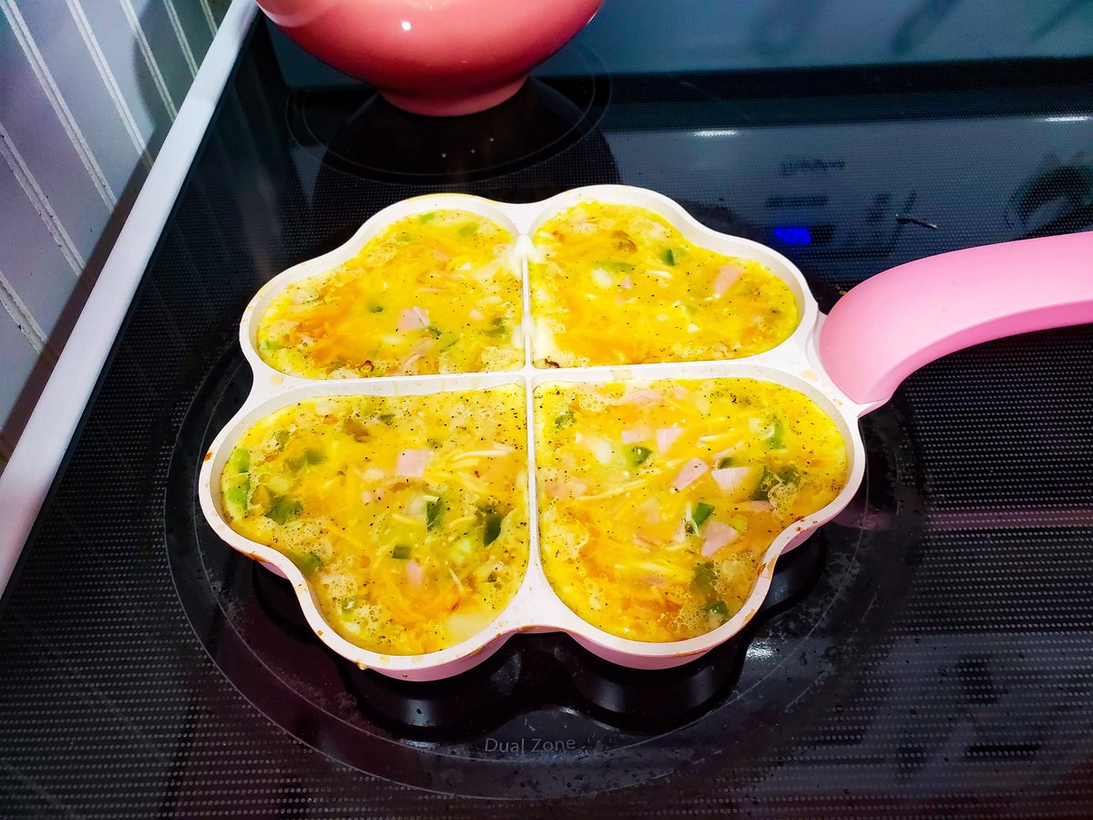 MellyMoonbeamxo's tweet image. Making heart omelets in my @parishilton heart pan! The whole collection is so cute and I can't wait to get more until I have it all 😍💖 #parishilton #beanicon #parishiltonmerch