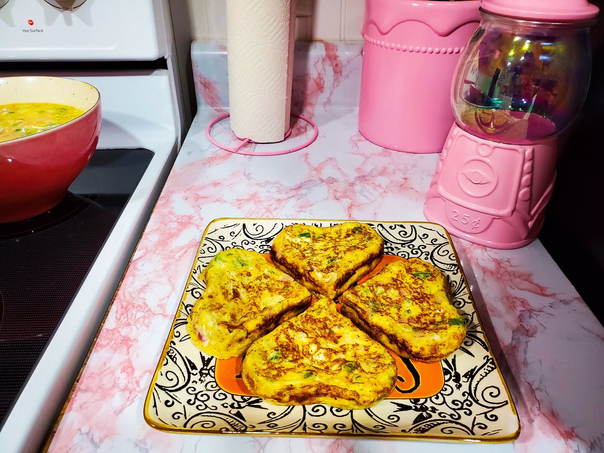 MellyMoonbeamxo's tweet image. Making heart omelets in my @parishilton heart pan! The whole collection is so cute and I can't wait to get more until I have it all 😍💖 #parishilton #beanicon #parishiltonmerch