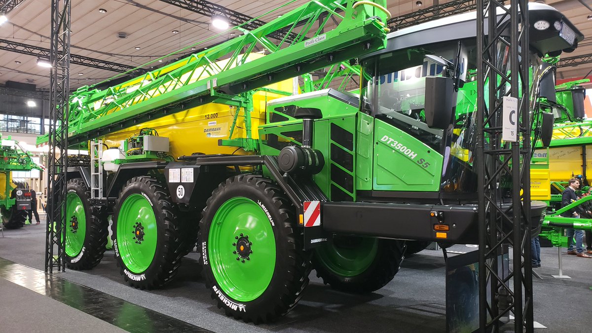 This is a first for me.... 12,000 L (3,170 gal) high clearance sprayer w/ three axles... spray 300 ac herbicide between refills! <a href="/OhioStateFABE/">Ohio State FABE</a> <a href="/OhioStatePA/">OhioStatePrecisionAg</a>