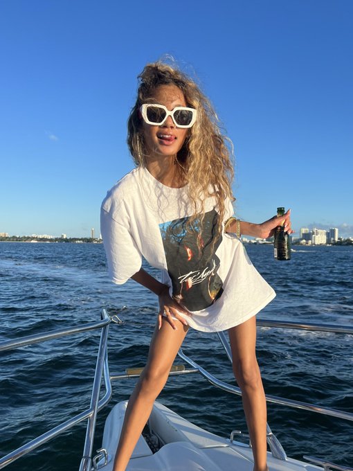 &ldquo;I don&rsquo;t want u naked on dat boat&rdquo;  &ldquo;Ok imma wear a t shirt&rdquo;  *still gets in trouble* sksks https://t<a href="/tag/mondayzzz"class="tags"><span>#mondayzzz</span></a>