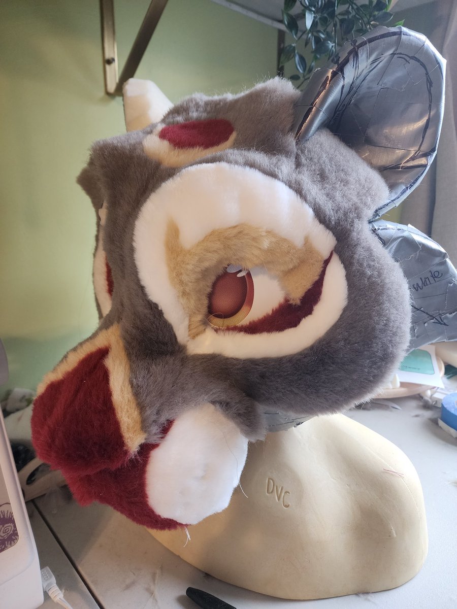 TBarkCreations's tweet image. What a unique design! 😍
Still very much a work in progress!

#fursuit #fursuitmaker #furry