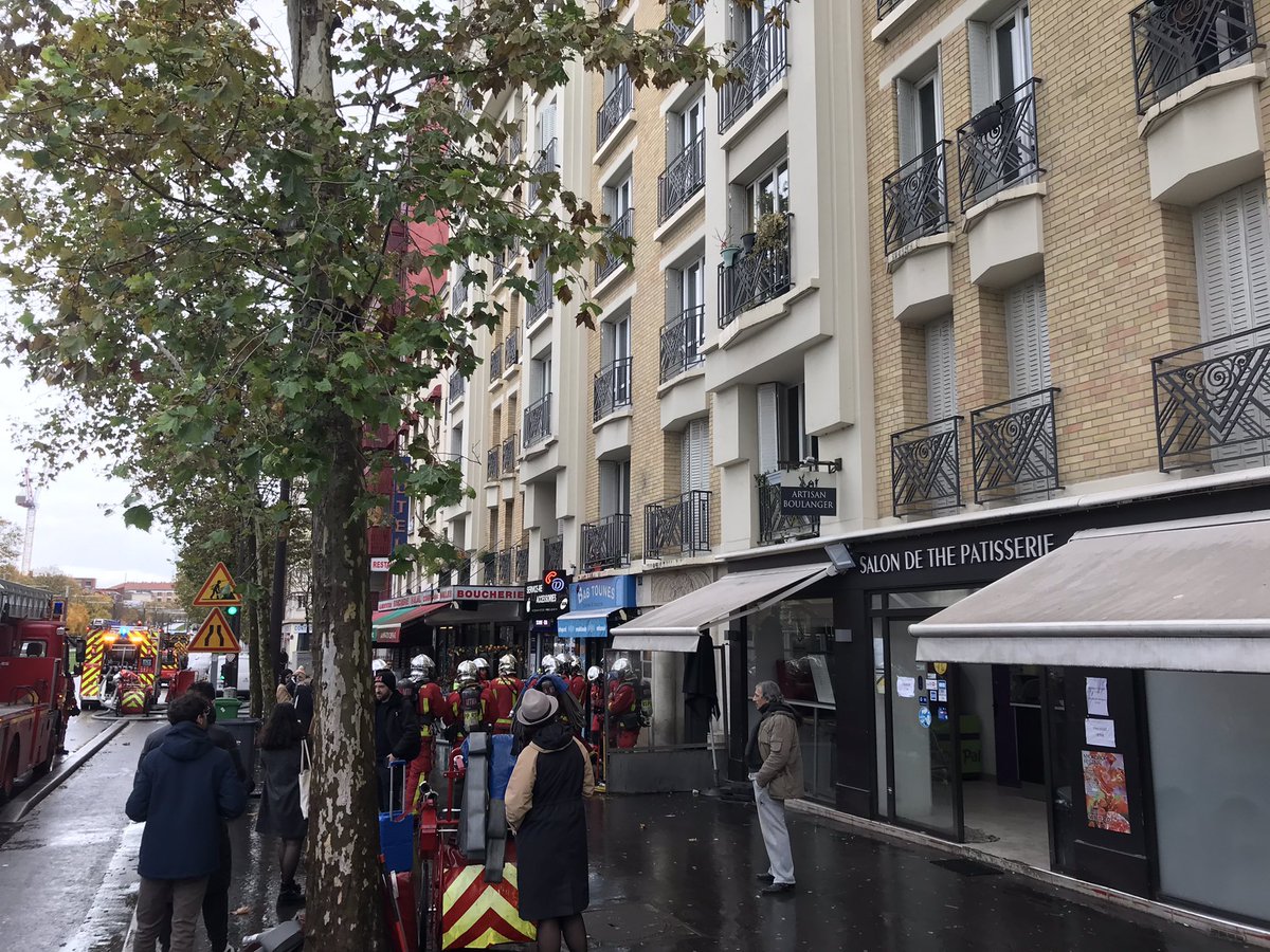 AvenirBessieres's tweet photo. Ras le bol de cette Boulangerie du Palais qui met en danger les habitants du boulevard Bessieres. 
Ils déclenchent un incendie et n’appellent même pas les pompiers. Heureusement que nous l’avons fait ! 
@H_Charp @geoffroyboulard @Mairie17 https://t.co/VPw3jLrSgq