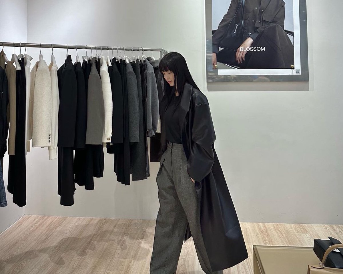 ERlCSOHM's tweet photo. @Dojouns @wisdompaIace “What the HECK are you saying?!!! This is exactly why I chose Leonard over you” She lies her hand right on her palm and letting a rough deep sigh. 

With her black coat, stun everyone here and there. That’s how she believed people was gagged at her time https://t.co/vvgYpGla7a
