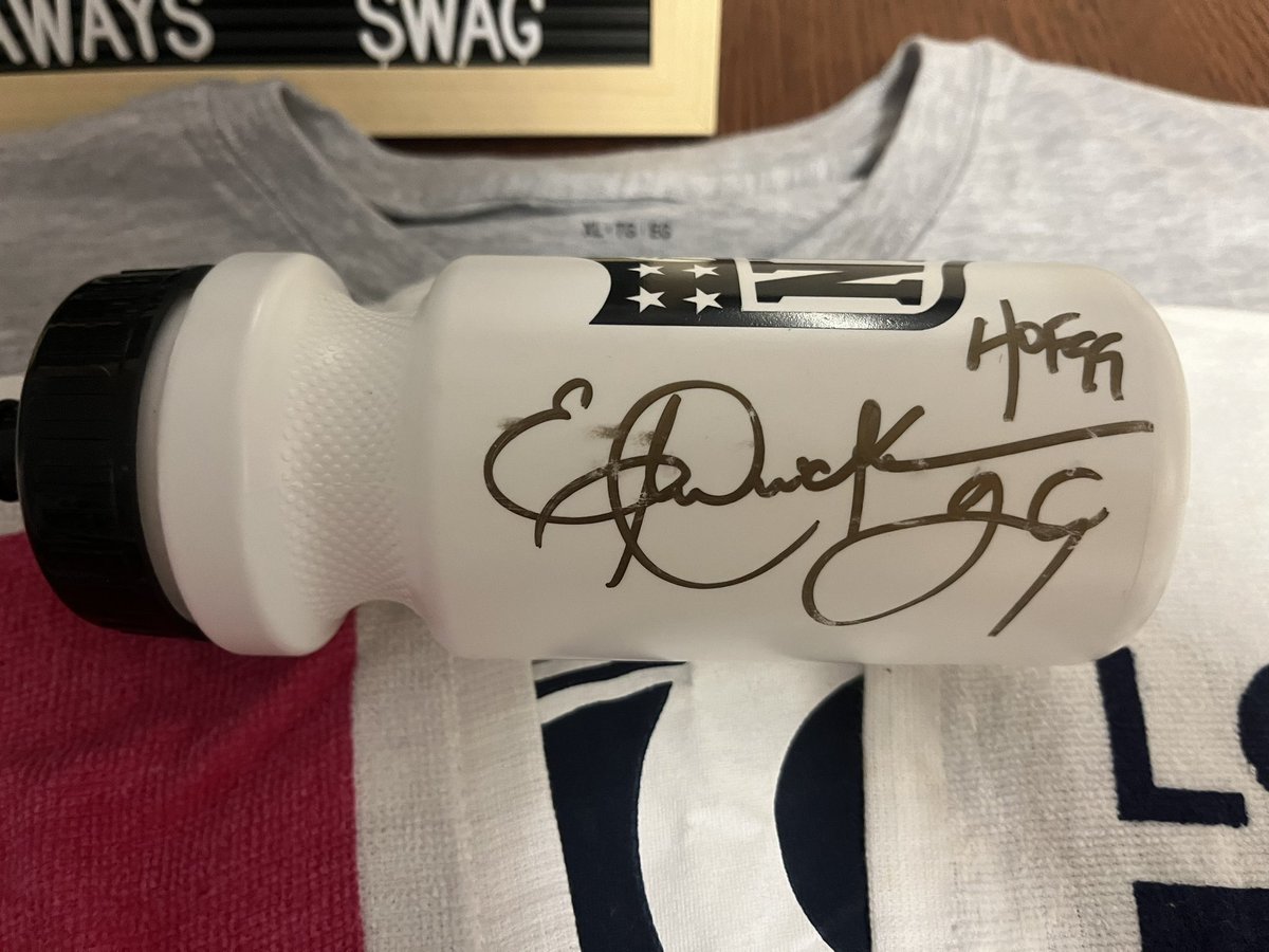 clairedabear85's tweet image. #RamsHouse #NFLGIVEAWAY For a chance to #win this #prize bundle packed full of #SWAG inc #Signed bottle by HOFer @EricDickerson . You MUST be following @clairedabear85 &amp;amp; RP &amp;amp; ❤️ this link. This #Giveaway will run till the 17/11 &amp;amp; is open 2 ALL #NFL fans globally #NFLTwitter