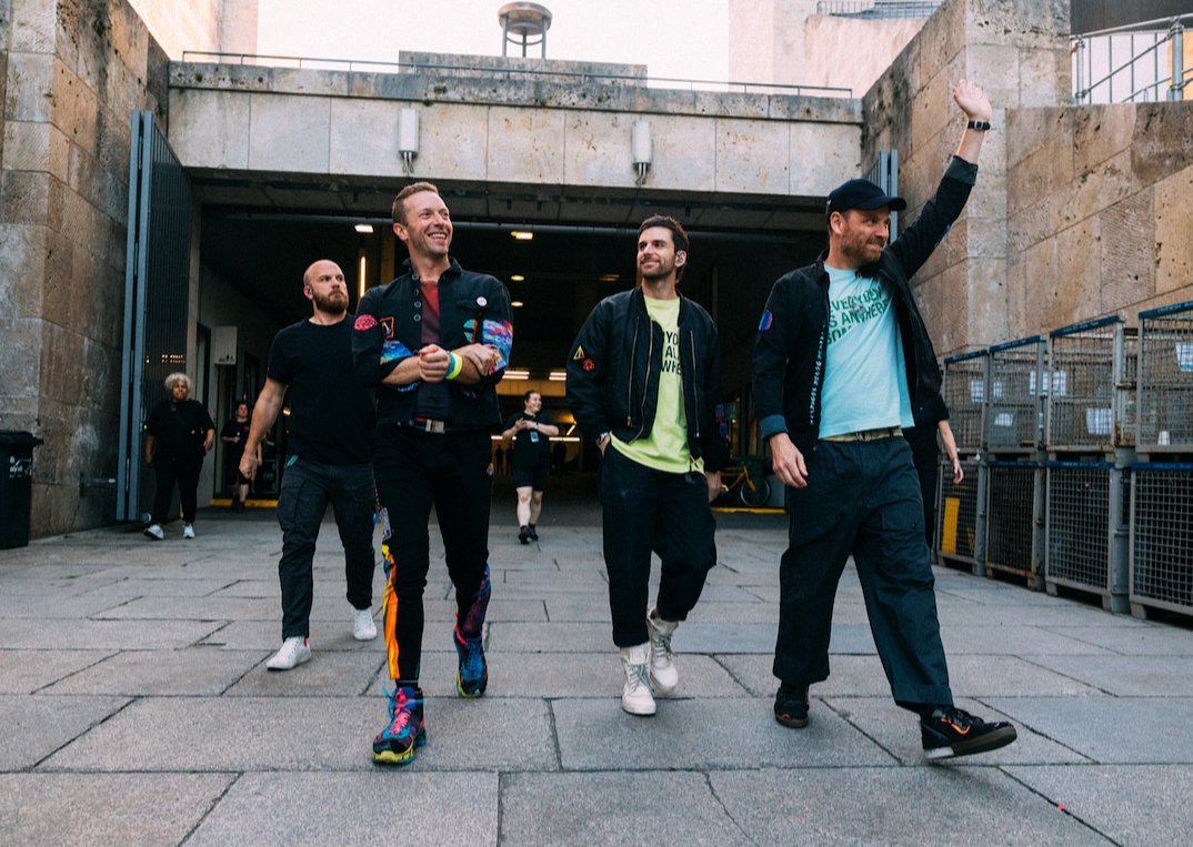 coldcharts's tweet photo. 🇮🇩 | @Coldplay's next stop is Indonesia! Their show at Jakarta's Gelora Bung Karno Stadium has registered the biggest demand of all time in the country, with over 1.7 million people on the queues. https://t.co/32cheeFBWc