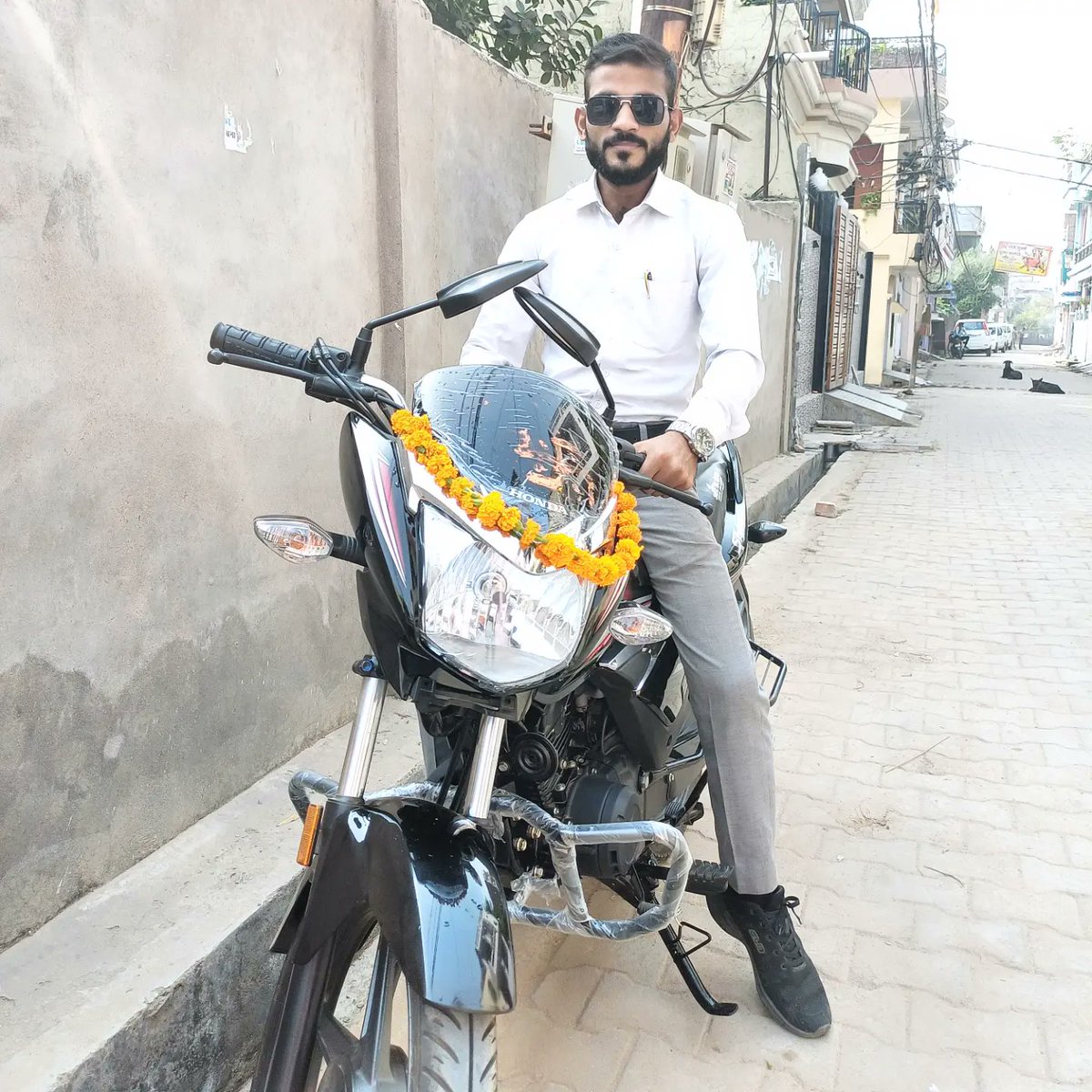Dwivedi_AUSU's tweet photo. कभी माँ से साइकिल के लिए जिद करता था और आज ख़ुद से बाइक खरीद ली है guy's 😀

एक-एक सपना धीरे-धीरे ही पूर्ण होगा और उसके लिए कठिन परिश्रम एवं धैर्य की ज़रूरत होती है!💖

#newbike #allahabadi
#purchase #lifestyle #life https://t.co/xDlvahk8nU