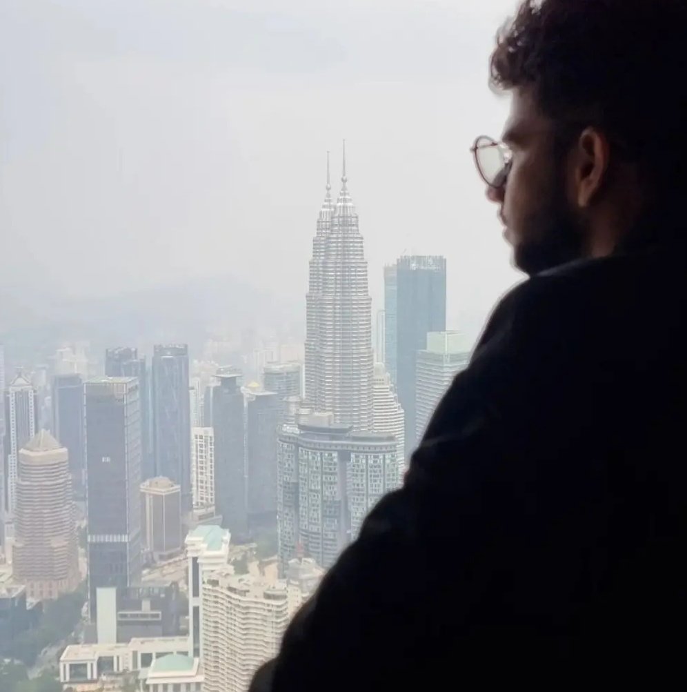 HolyDinu's tweet photo. This world is illusion 💯

#godcreation #godswork #illusionworld🌏 #world #malaysia #petronas #twintowers https://t.co/DObl3XboMc