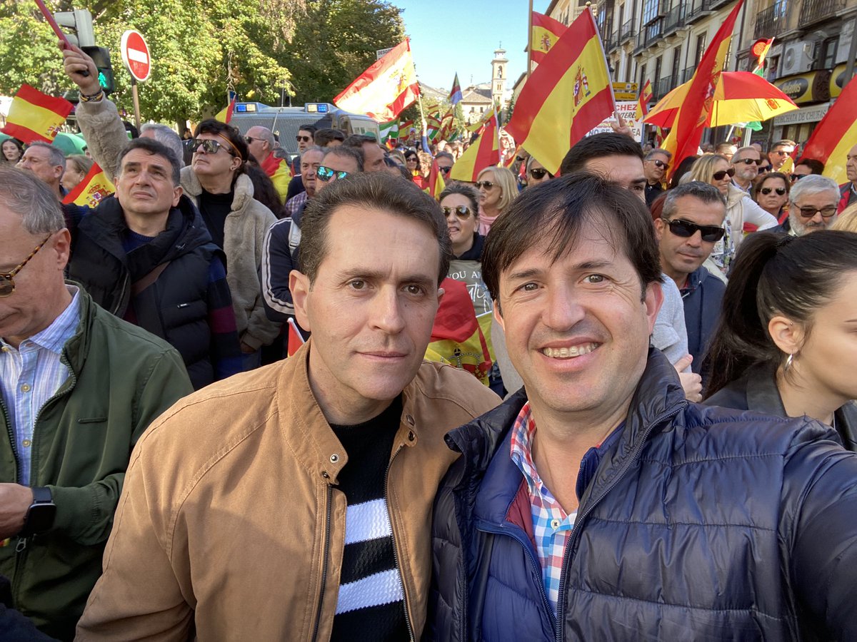 En #Granada para defender la igualdad de todos los españoles y decir NO A LA AMNISTÍA pactada por Sánchez

#EspañaNoSeRinde