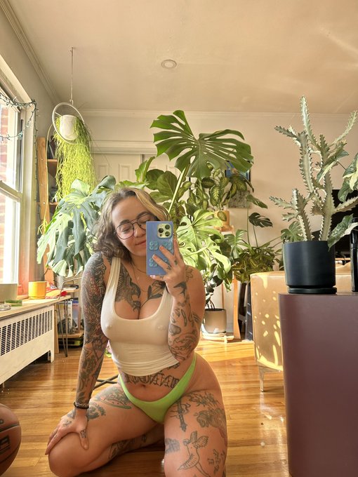 my plants and i would like to say happy sunday https://t.co/SGLQ0xuHBv