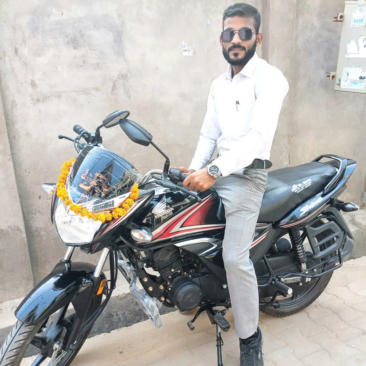 Dwivedi_AUSU's tweet photo. कभी माँ से साइकिल के लिए जिद करता था और आज ख़ुद से बाइक खरीद ली है guy's 😀

एक-एक सपना धीरे-धीरे ही पूर्ण होगा और उसके लिए कठिन परिश्रम एवं धैर्य की ज़रूरत होती है!💖

#newbike #allahabadi
#purchase #lifestyle #life https://t.co/xDlvahk8nU