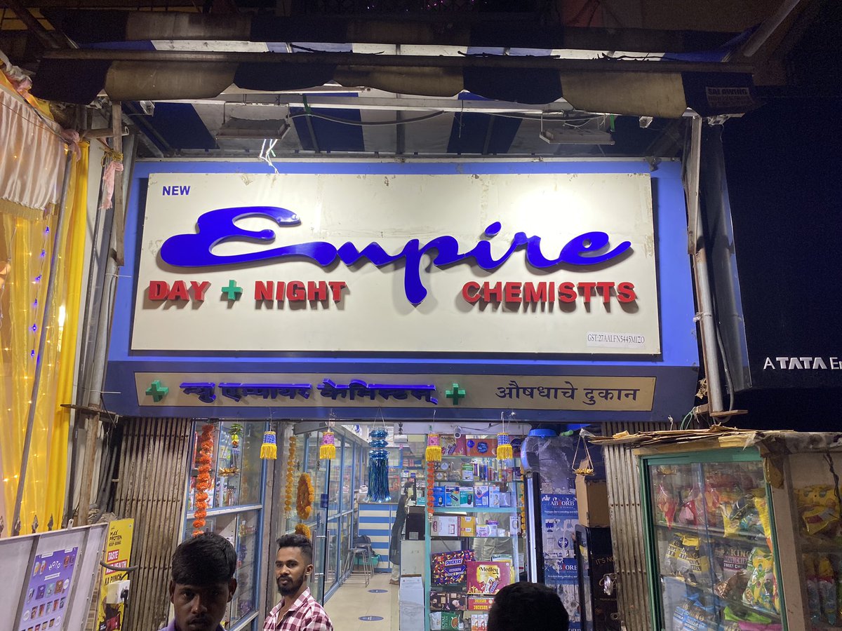 nadeemsayed06's tweet photo. This chemist in Vile Parle West, Mumbai  is burning  crackers in very unsafe manner. @MumbaiPolice @CMOMaharashtra. People are getting multiple injuries but no one is noticing. Please address this @NMC_IND https://t.co/2e8ZczonTb