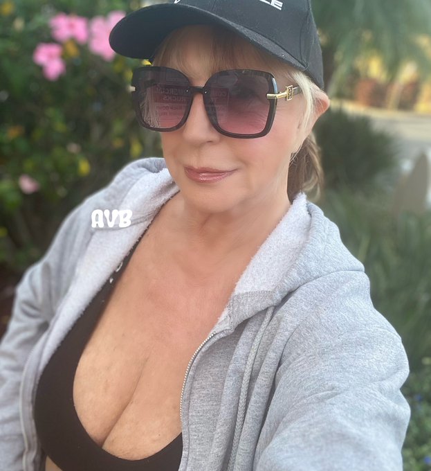 Out for a neighborhood walk on this beautiful morning in Florida!   Twenty days until my Ocala move!<a href="/tag/ocala"class="tags"><span>#ocala</span></a><a href="/tag/landolakes"class="tags"><span>#landolakes</span></a>