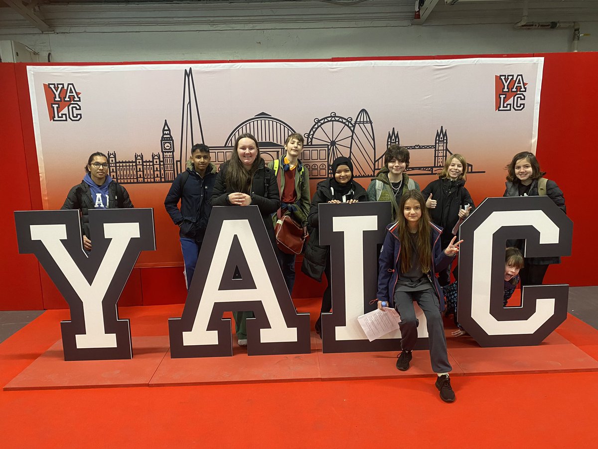 MorpethLibrary's tweet image. We are at #YALC or the Young Adult Literature Conference with 10 prize winners from Morpeth! Lots of book goodies and meeting of authors for all!